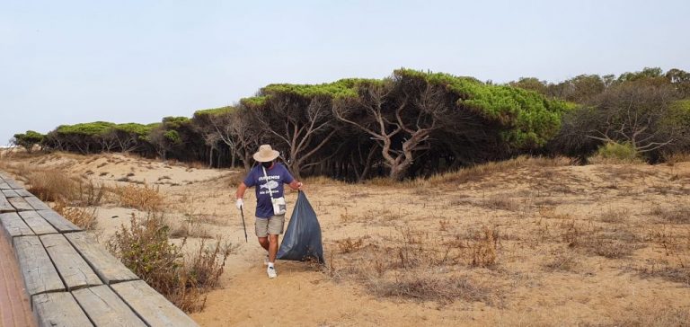 Una veintena de voluntarios de ‘Cuidemos Isla Cristina’ limpian la playa Caminito Santana