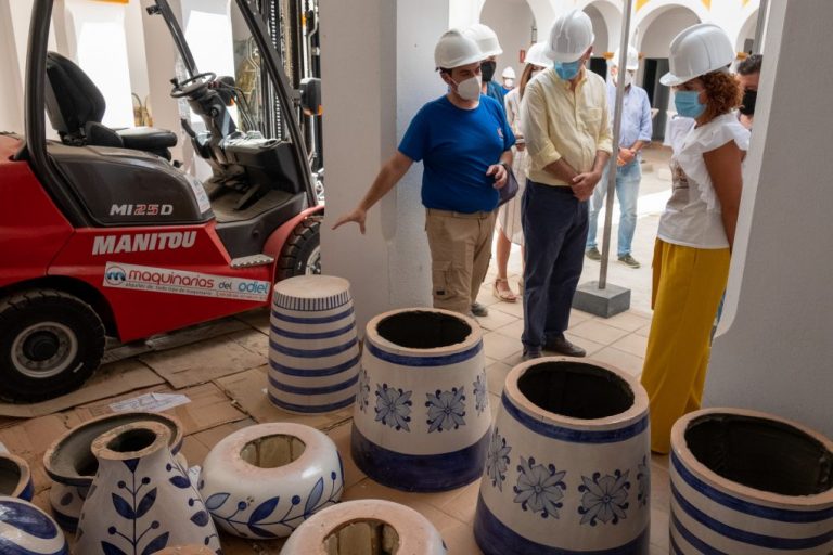 Diputación colabora en la restauración de la decoración exterior del Santuario de El Rocío
