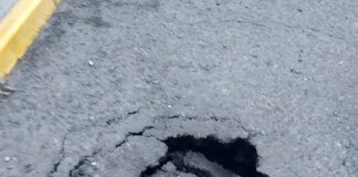 Vecinos de Pinares de Lepe se concentran frente al Ayuntamiento para exigir mejoras en la zona