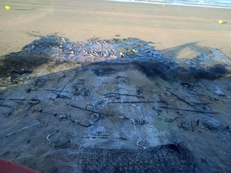 Calcinan en la playa de Punta Umbría siete barcas de hidropedales y un bote auxiliar