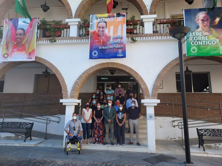 Lepe muestra su apoyo a la atleta local Laura García-Caro por su participación en las Olimpiadas de Tokio