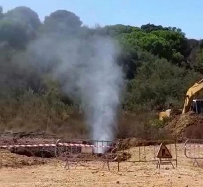 Bomberos del Consorcio intervienen en una fuga de gas por la rotura de un conducto en Punta Umbría