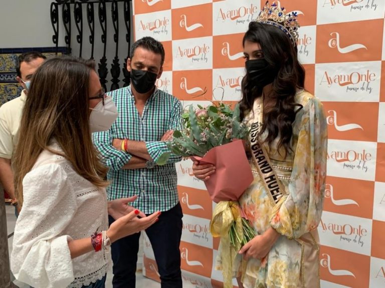 Ayamonte recibe a la joven Verónica Molins tras ser elegida Miss Grand Huelva