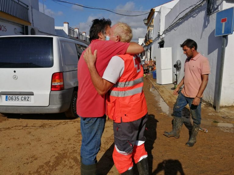Cruz Roja se vuelca en la ayuda a los damnificados por las inundaciones en Cartaya y Lepe