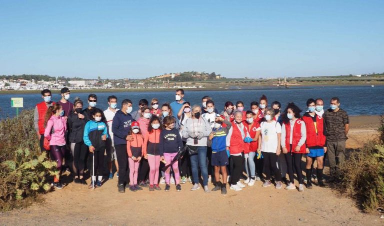Cartaya celebra el Día Mundial de las Playas con una batida de limpieza en el paraje de El Lancón
