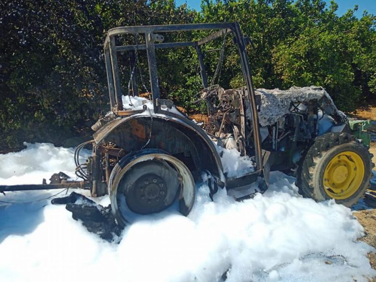 Un incendio calcina un tractor en Alosno