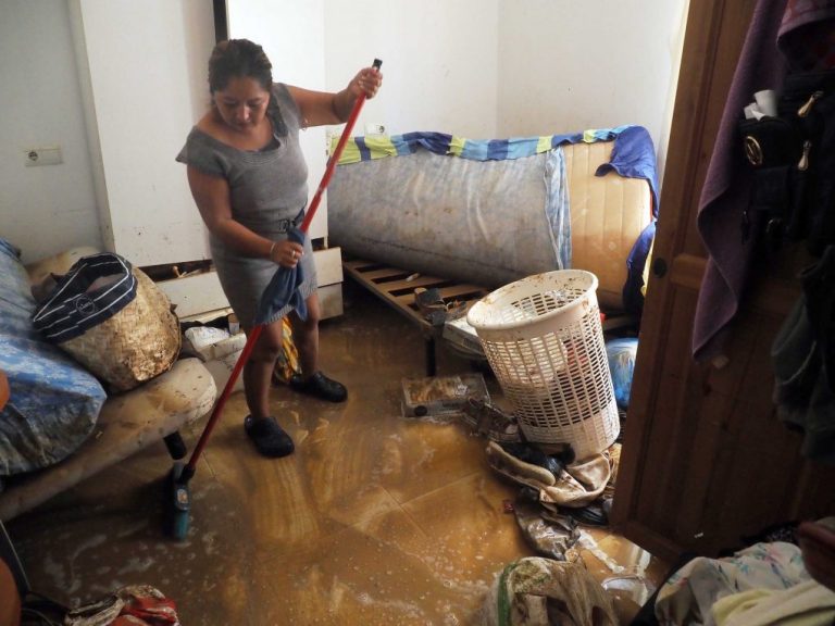 Lepe pide material escolar y productos de higiene y Cartaya ropa de cama o menaje de cocina para los afectados por las lluvias