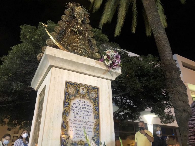 Isla Cristina inaugura un monumento a tamaño natural de la Virgen del Rocío