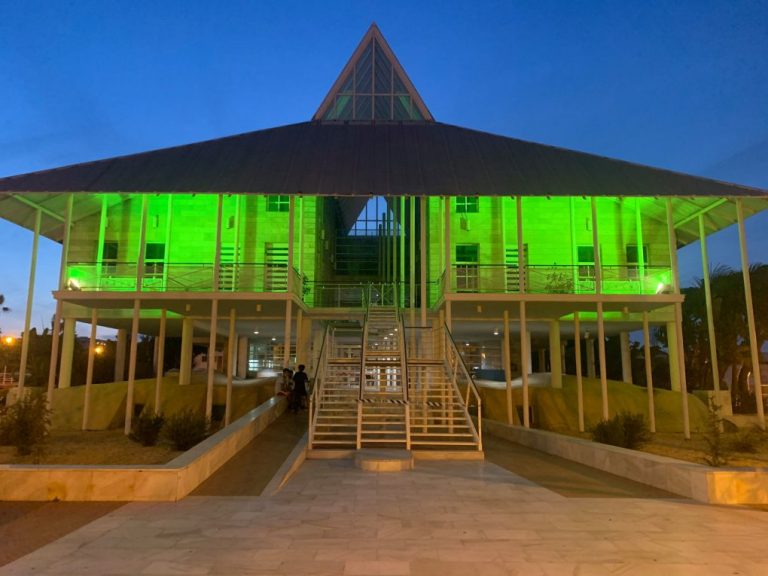 El Ayuntamiento de Punta Umbría se tiñe de verde en apoyo del Día Mundial del Alzheimer
