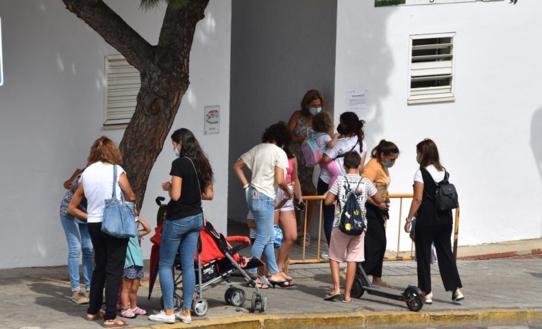 Comunidad educativa de dos colegios de San Juan se manifiestan este viernes ante la falta de monitores
