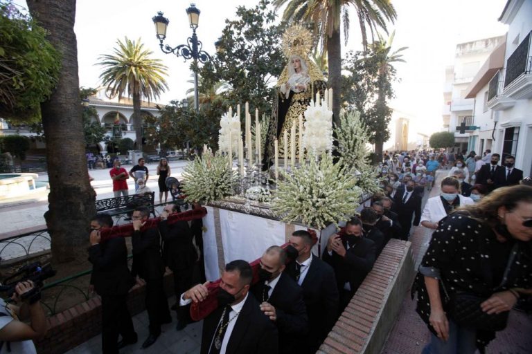Lepe disfruta de su primera procesión en la calle tras el inicio de la pandemia
