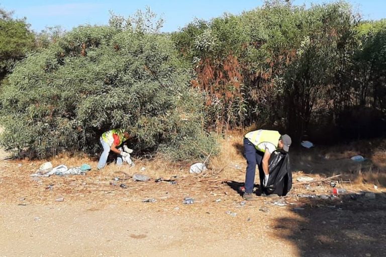 Moguer refuerza el dispositivo para evitar fiestas ilegales y limpia la Fontanilla
