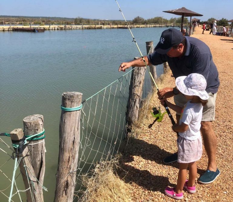 Casi 4.200 personas disfrutan de la ‘pesca segura’ de Salinas del Astur en Punta en julio y agosto