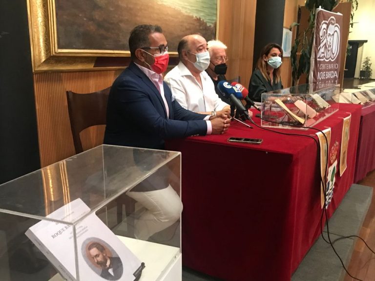El ex-editor de La Higuerita dona al Ayuntamiento de Isla 12 ejemplares de libros de Roque Barcia