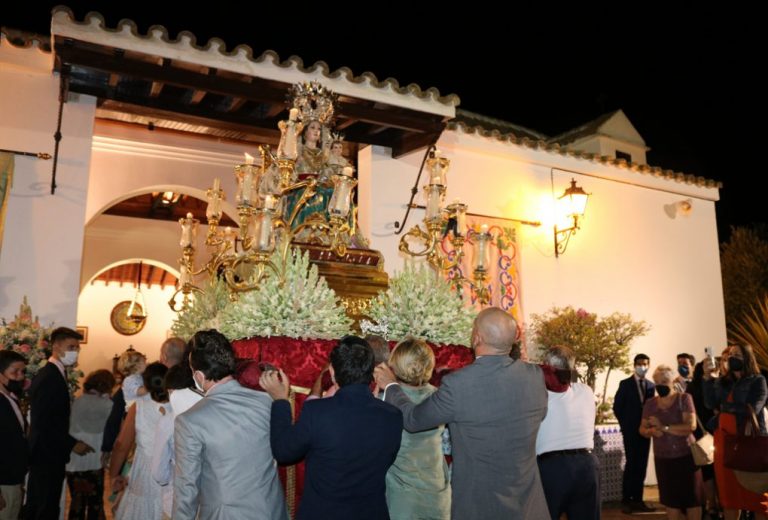 La Virgen de Consolación bendice al pueblo de Cartaya desde las puertas de su ermita