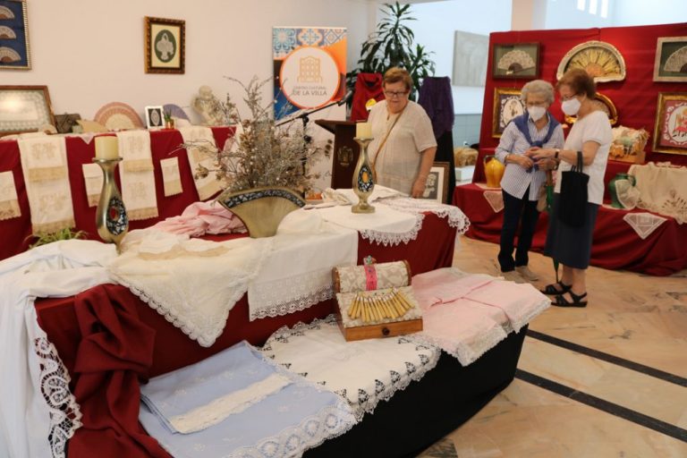 Artesanas de Cartaya muestran sus obras de arte realizadas a base de encajes de bolillos