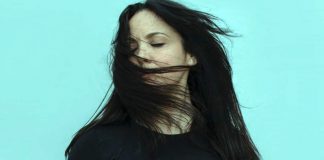 La cantautora Alba Casado lleva su «Fresa ácida» al Horacio Noguera de Isla Cristina