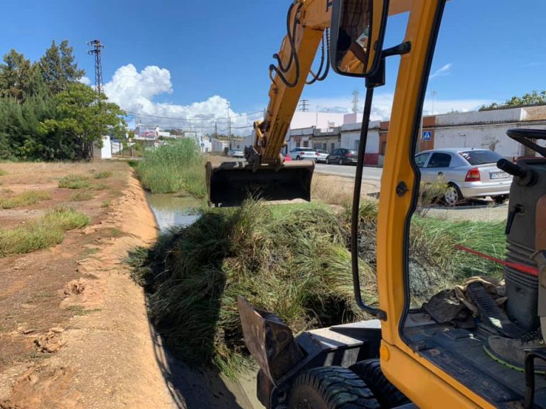 Ayamonte acomete la limpieza del canal de desagüe de Pozo del Camino