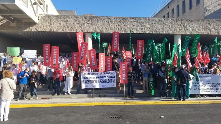 Sindicatos onubenses vuelven a protestar contra el «brutal» despido de profesionales sanitarios