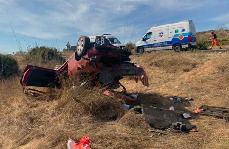 Trasladan al Juan Ramón Jiménez a un joven en estado grave tras un aparatoso accidente en Niebla