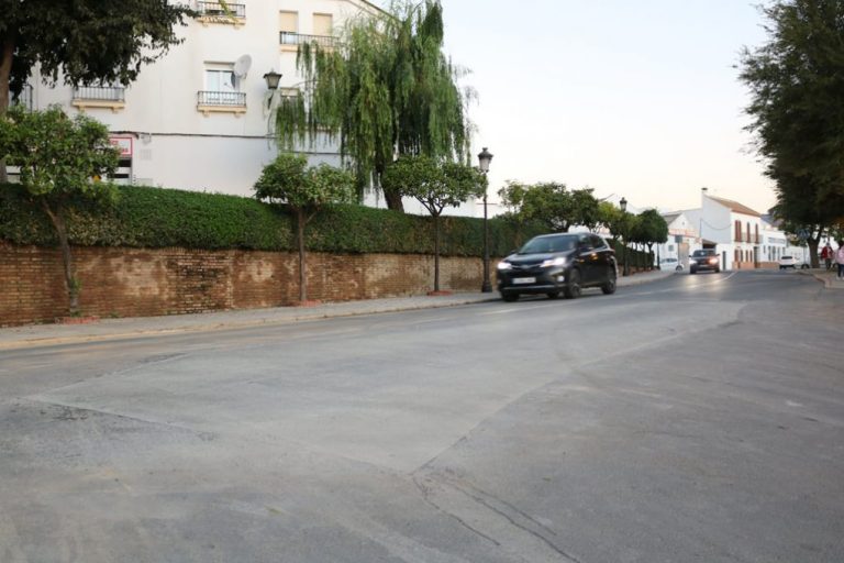 Restablecido el tráfico junto al centro de salud de Cartaya tras la reparación de un gran socavón