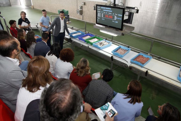 Armadores de Ayamonte recogerán plásticos del mar para hacer ropa deportiva