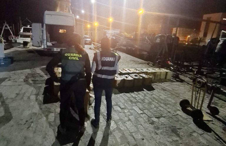 Interceptan una recreativa con 36 fardos de hachís en el Muelle de las Carabelas