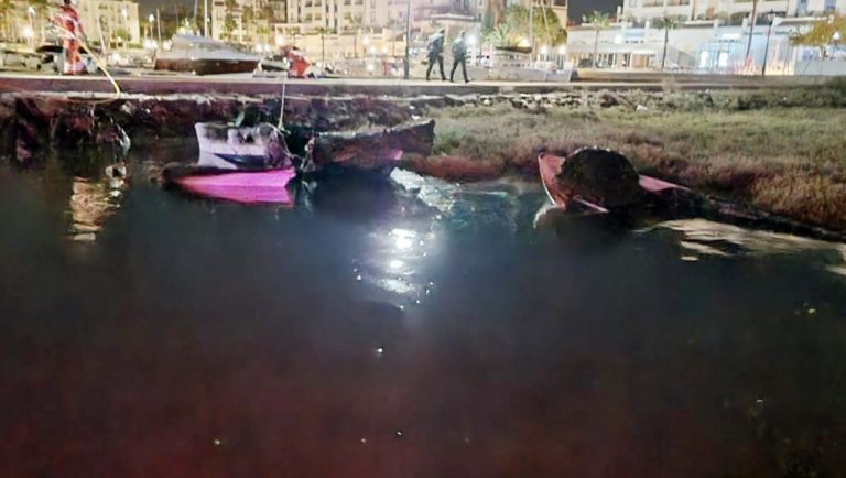 Un incendio calcina tres botes trasmalleros en el puerto de Punta del Moral
