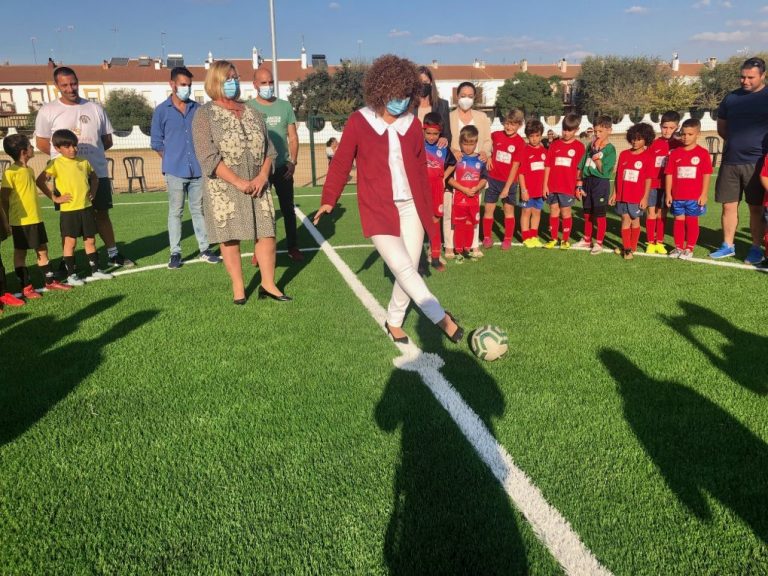 La presidenta de la Diputación de Huelva inaugura en El Rocío el nuevo campo de fútbol-5