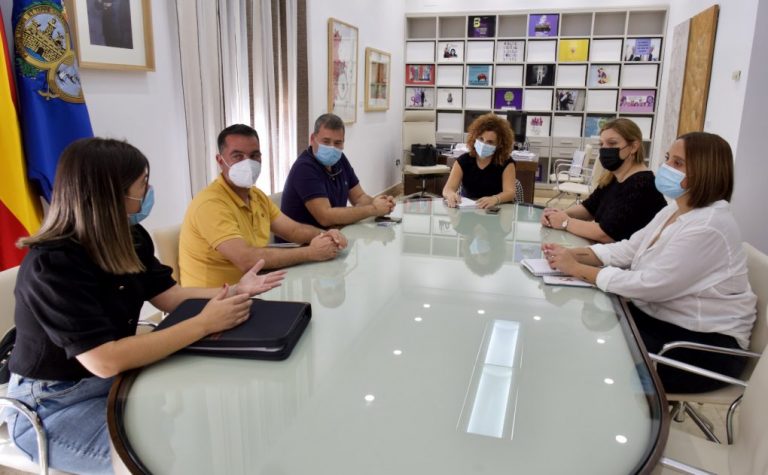 Diputación aborda la colaboración con los sectores de la madera y el calzado de Valverde