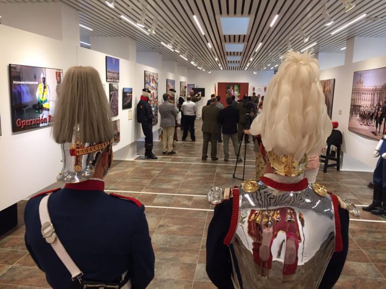 La Guardia Real muestra su historia en la Sala de la Provincia de Huelva