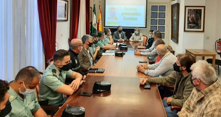 Presentan en Aracena el dispositivo de seguridad diseñado para evitar el robo de castañas
