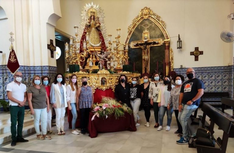 Numerosos isleños depositan nardos ante el paso de su Patrona