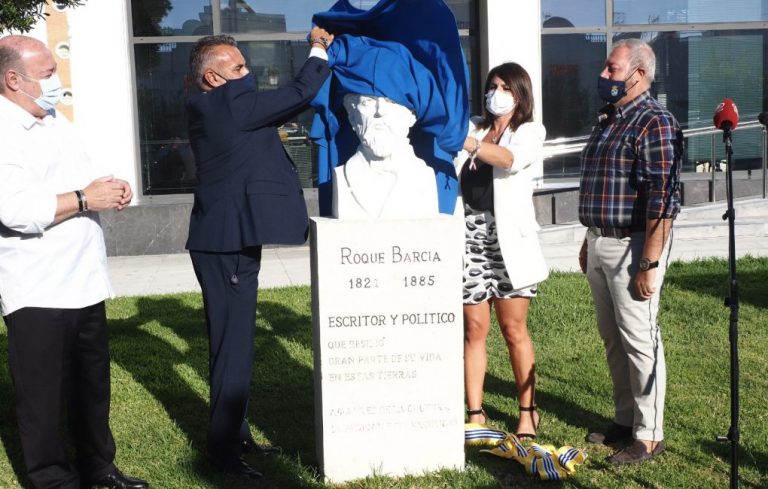 Isla Cristina repone el busto de Roque Barcia en el bicentenario de su nacimiento