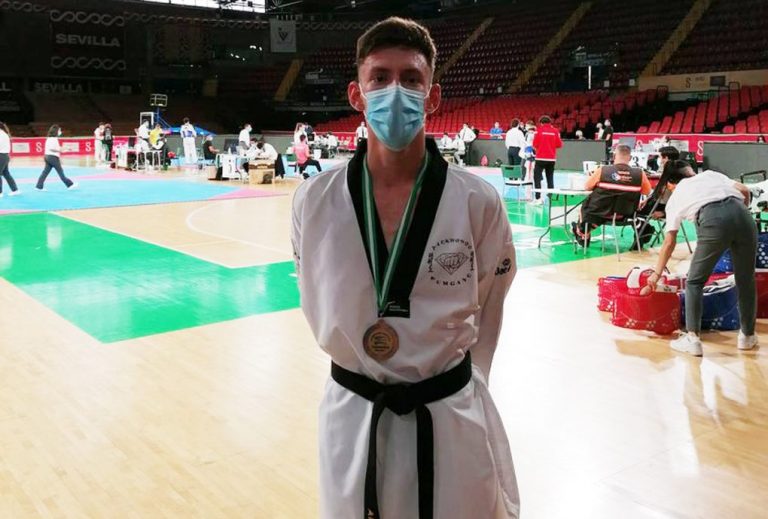 El cartayero Ángel de la Cruz, bronce en la Copa Federación de Taekwondo disputada en Sevilla