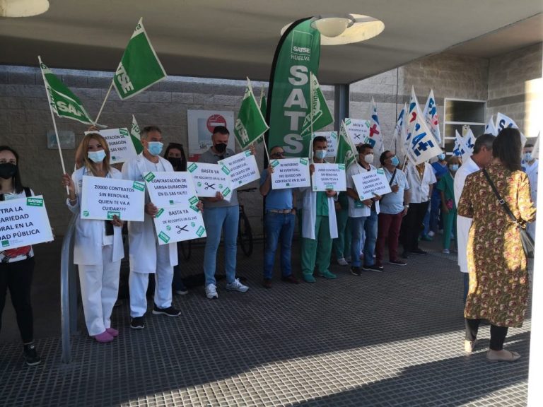 Protesta en Huelva para exigir a la Junta renovar los contratos a sanitarios que concluyen este mes