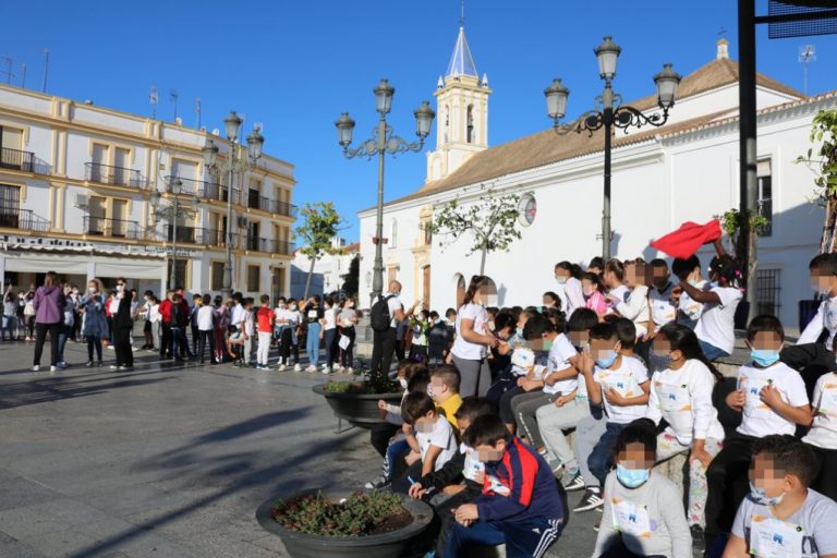 Alumnos y profesores de Cartaya se funden en una carrera contra la leucemia infantil