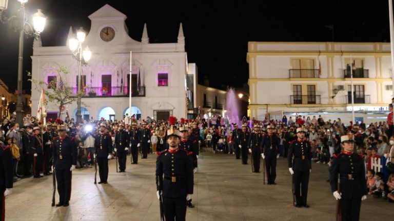 Un desfile de la Guardia Real congrega a centenares de vecinos en Cartaya