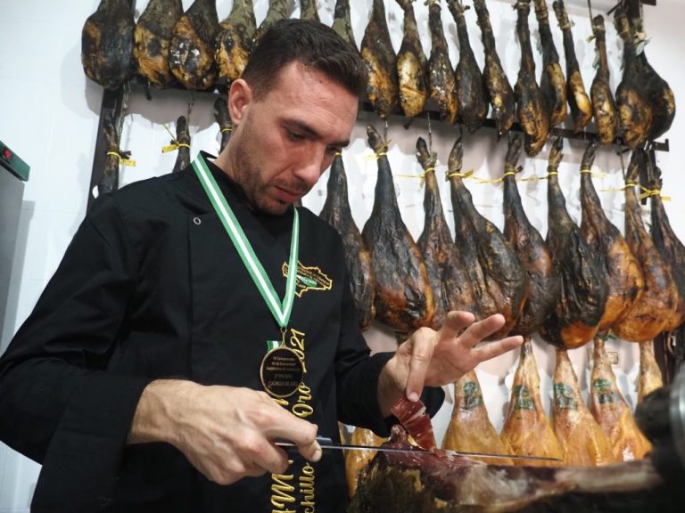 Juan Antonio Pérez, el bartolino que hace unos días se proclamó mejor cortador de jamón de Andalucía, nos relata su experiencia y dedica su primer premio a la provincia de Huelva