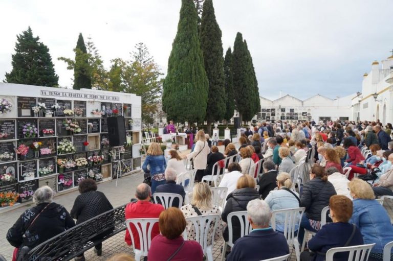 Cientos de ayamontinos participan en la misa de Difuntos celebrada en el cementerio municipal