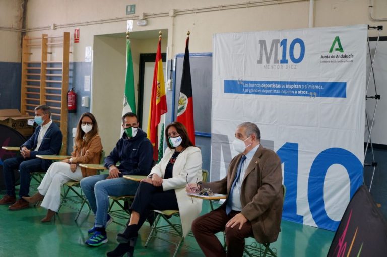 El deportista onubense Emilio Martín da una charla en el IES Guadiana de Ayamonte