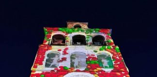 La espadaña de Santo Domingo, en Lepe, se tiñe de Navidad