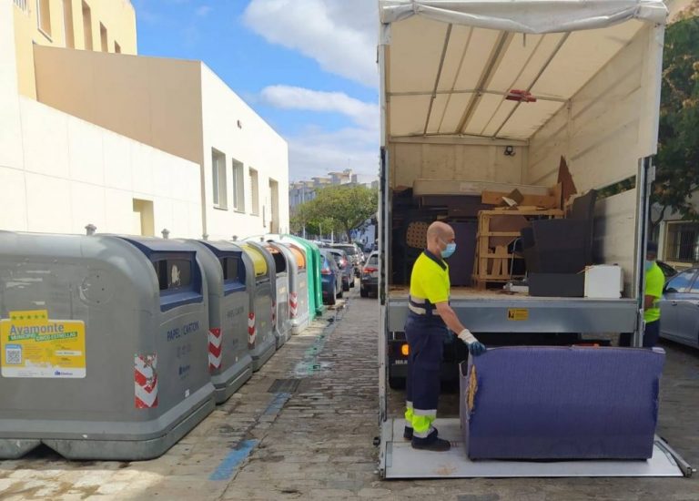 «Municipios Cinco Estrellas» gestiona más de un millón de kilos de voluminosos en la costa de Huelva