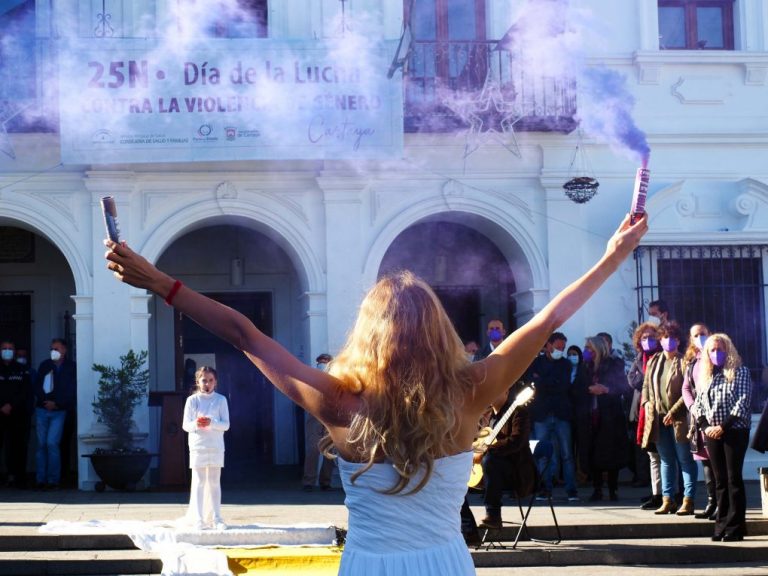 El color violeta contra la violencia machista recorre cada rincón de la provincia de Huelva