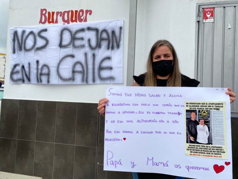 Emotivo mensaje a su madre de las hijas de la empresaria a la que el Ayuntamiento de Aljaraque no ha renovado la concesión de un quiosco