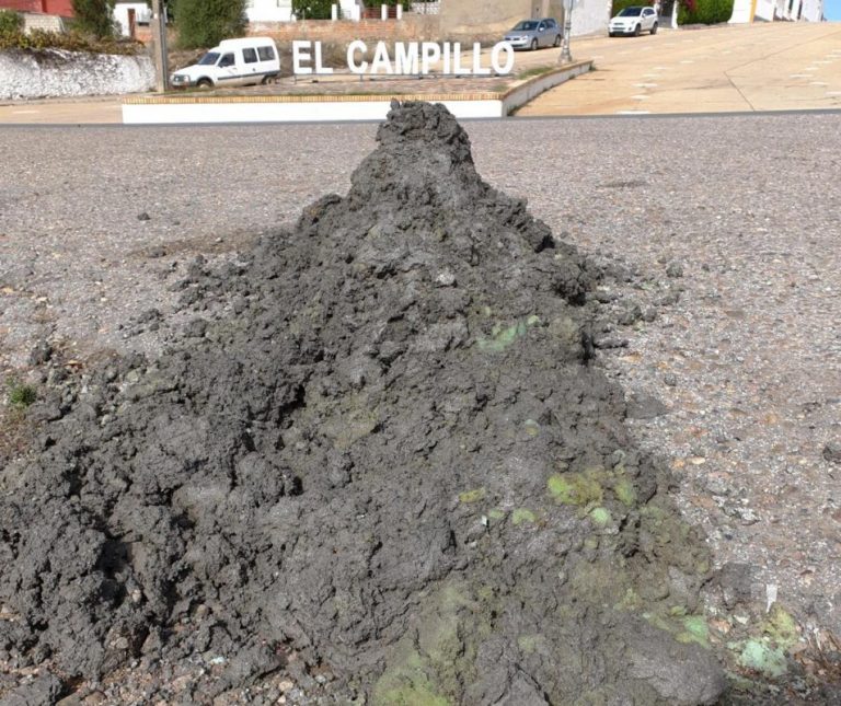 Denuncian un derrame tóxico desde un camión entre Valverde y El Campillo