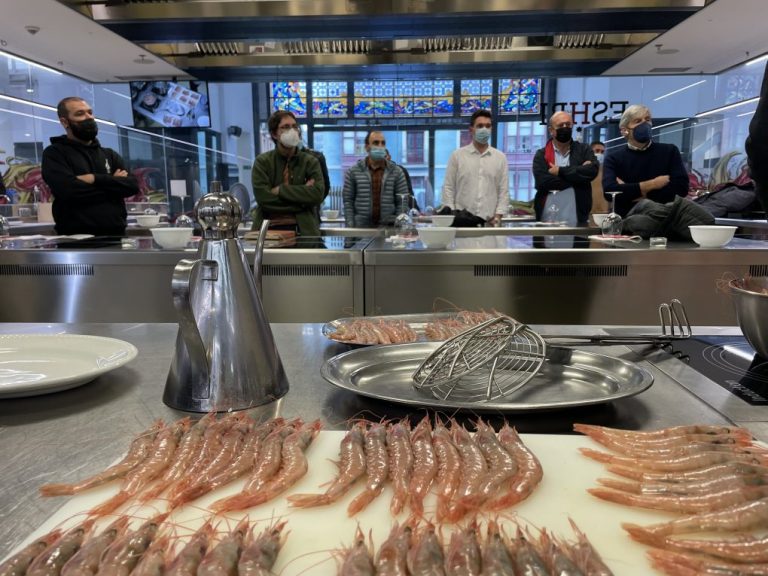 La gamba blanca de Huelva «revoluciona» Bilbao con una degustación para profesionales