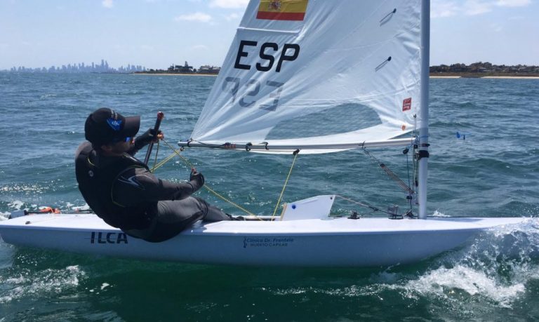 El regatista de El Rompido Guillermo Flores participa desde hoy en el campeonato del mundo de ILCA 7
