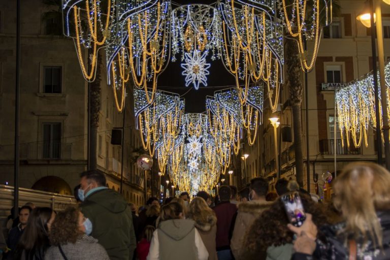 La magia de la Navidad empieza a iluminar ya cada rincón de la provincia de Huelva