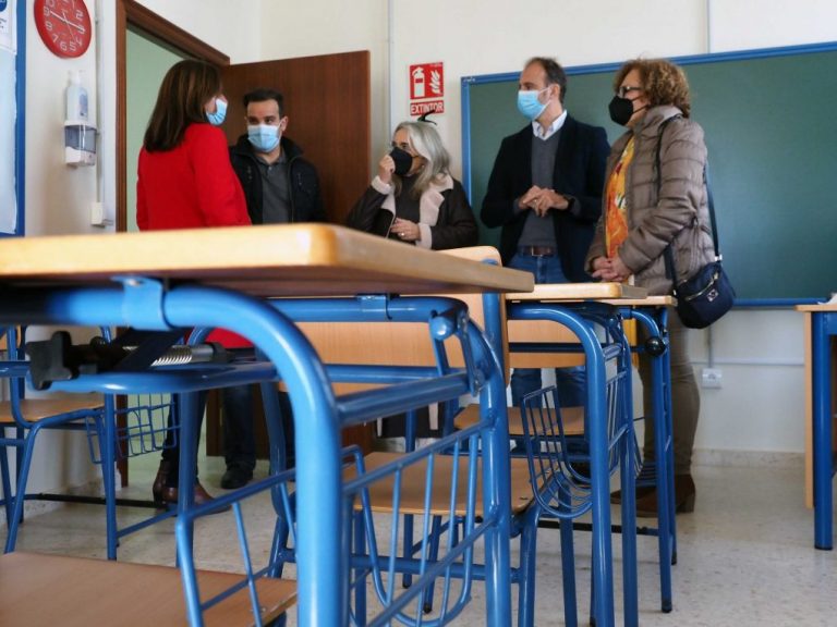 Unos 300 adultos reciben clase en el nuevo Centro de Educación Permanente Beturia de Cartaya
